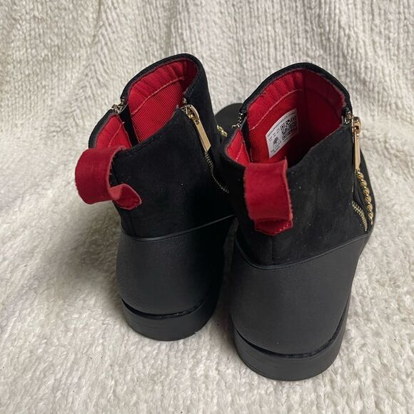 Tayno Chelsea Boot The Chain B,Crafted with a black faux suede chain accent SZ13